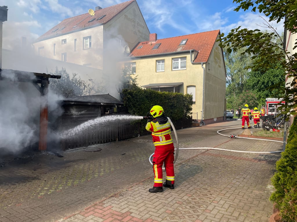 Durch das schnelle Eingreifen der Feuewehr konnte ein Übergreifen der Flammen auf angrenzende Gebäude verhindert werden.