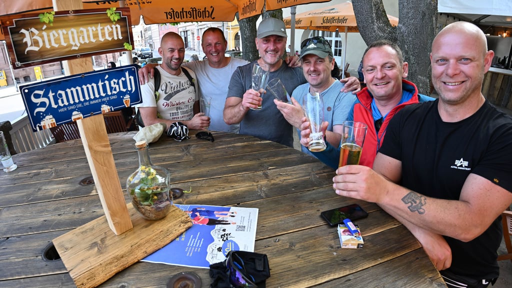 Die Männertagsrunde aus Schadeleben genießt die Pause im "Zum Bestehorn".
