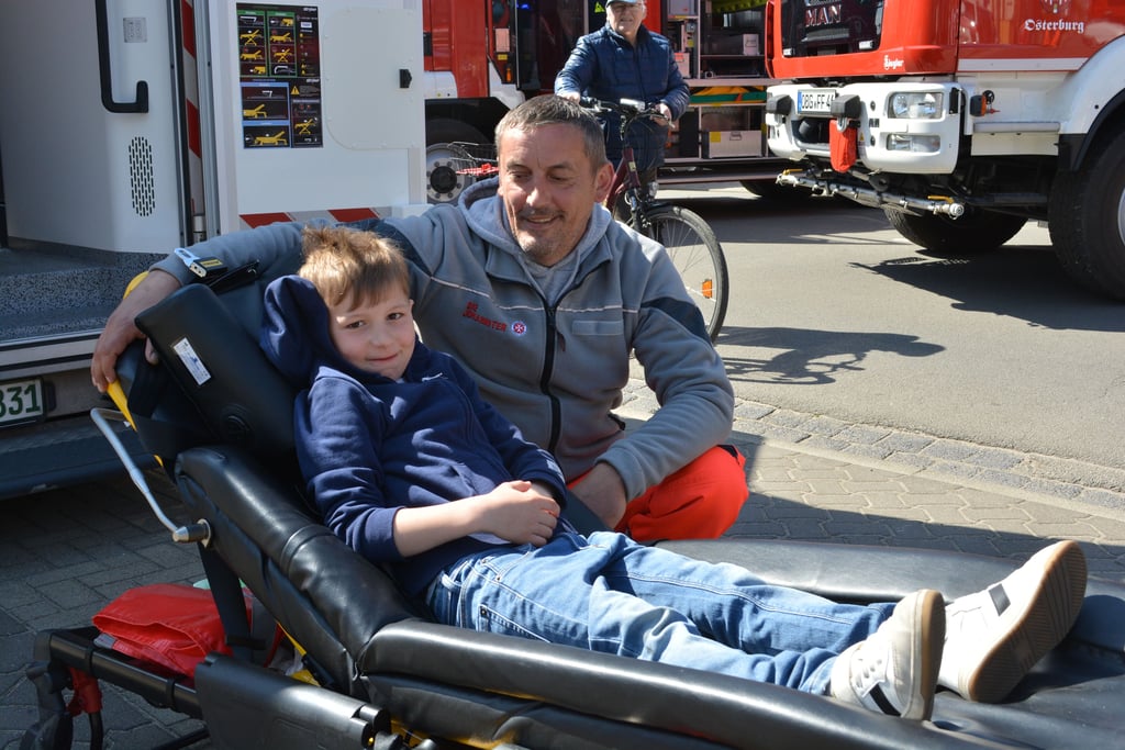 Rettungssanitäter Sven Schmidt machte mit seinem Sohn Levi gleich mal die Probe aufs Exempel und gab einen Einblick in die verantwortungsvolle Aufgabe des Rettungsdienstes.
