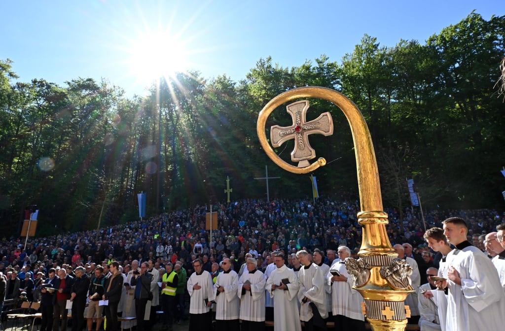 Wallfahrer feiern einen Gottesdienst an der Wallfahrtskirche Klüschen Hagis.