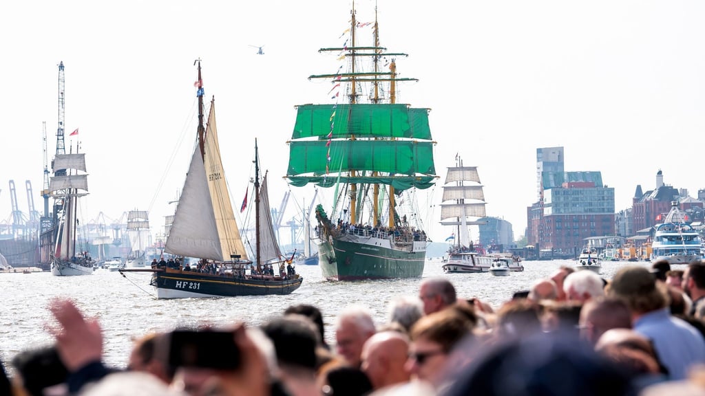 Hamburg’s port anniversary starts with a big inbound parade