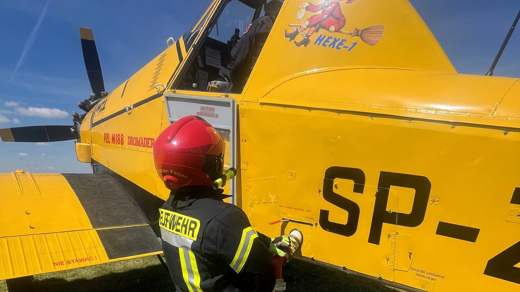 Das Löschflugzeug "Hexe" wird für den Einsatz bei Blankenburg mit Wasser aufgetankt.