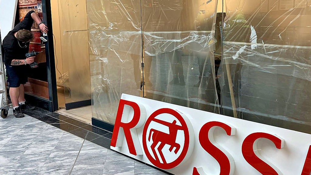 Im neuen Rossmann im Merse-Center laufen die Aufbauarbeiten.