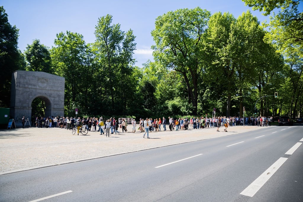 Eine lange Schlange bildet sich entlang der Puschkinallee vor den Einlasskontrollen zum Sowjetischen Ehrenmal im Treptower Park.