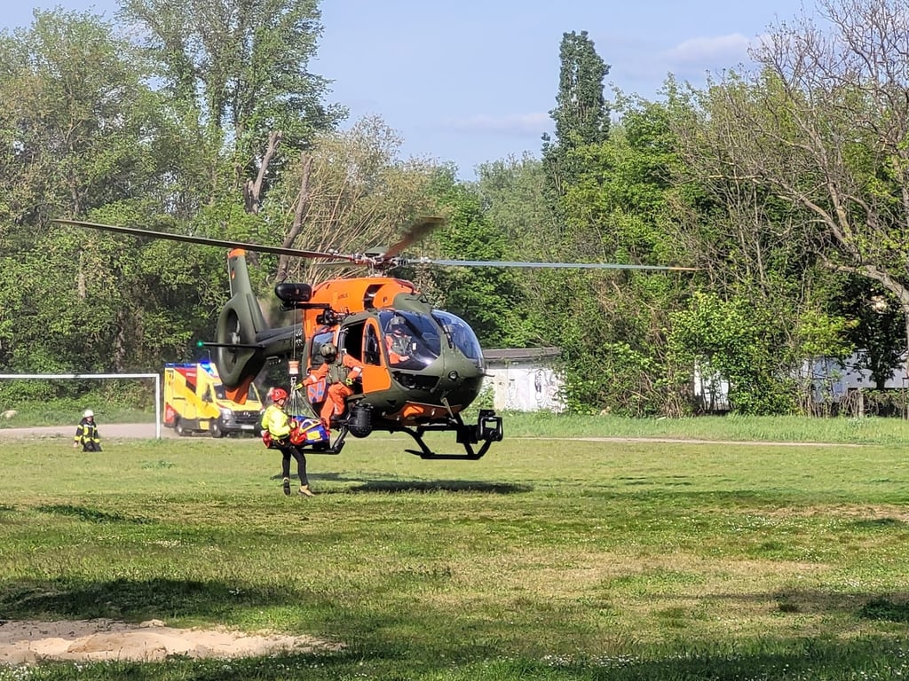 Verletzte Wanderer wurden in Thale vom Pfingstanger aus mit einem Hubschrauber der Bundeswehr abtransportiert.