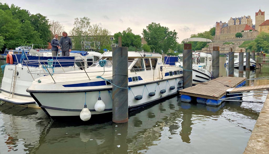 Boris Funda und seine Mitarbeiter verleihen ab dieser Saison nur noch Haus - und Paddelboote unterhalb des Schlosses in Bernburg. Die sechs Motorboote wurden nach Calbe verkauft.