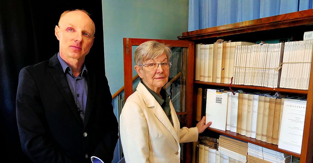 Ernst Stöckmann und Gisela Hartung mit der Schiller-Nationalausgabe.