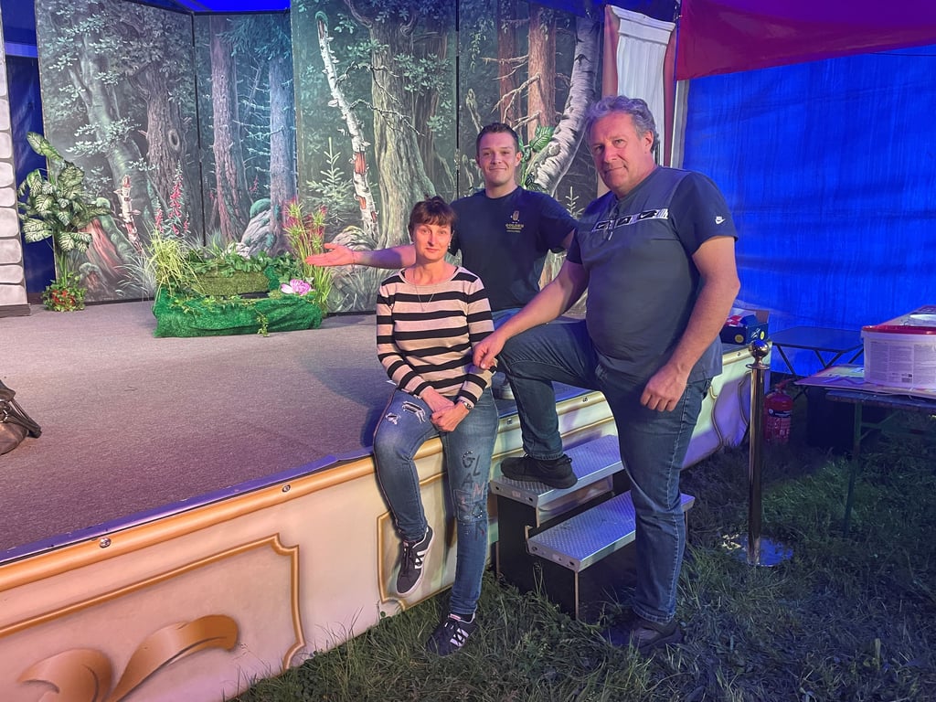 Heidi Sperlich (von links), ihr Sohn Tino und Vater Wolfgang Sperlich freuen sich in Leißling auf die Veranstaltungen.