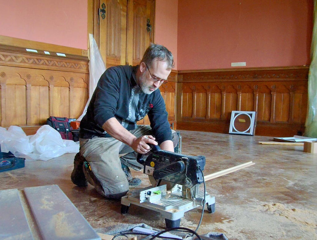 Carsten Kühne von der Tischlerei Rücker aus Winningen schneidet Holz für die Erneuerung der Fenster im Ahnensaal im Schloss Hohenerxleben.