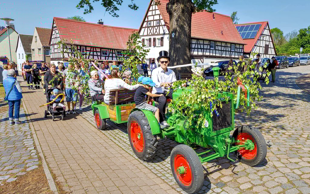 Mit einem bunten Umzug begann am Donnerstag zu Christi Himmelfahrt das Fest und Maibaumsetzen in Aue-Aylsdorf.