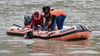 Auf der Elbe bei Tangermünde ist am Herrentag 2024  ein Boot gekentert, ein Mensch stirbt. Die Wasserrettung war mit im Einsatz.