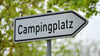Ein Schild weist den Weg zu einem Campingplatz.