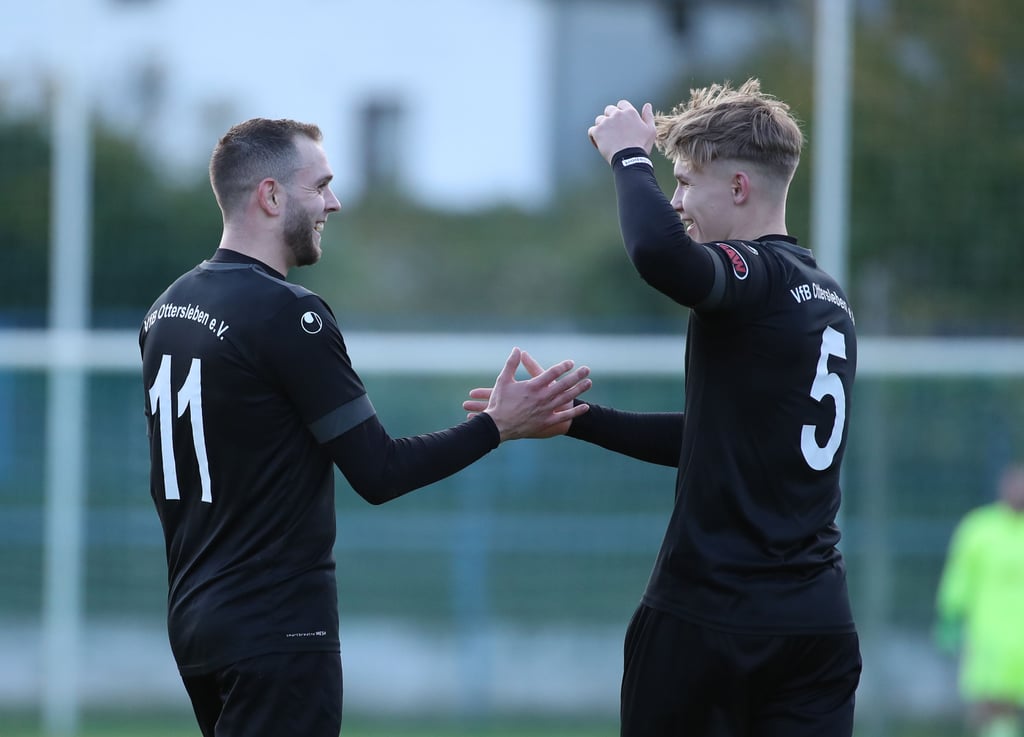 Damian Leuschner (l.) spielte den vorletzten Pass vor Anton Finks zweitem Treffer. Gemeinsam feierten sie den Ottersleber Derbysieg über Preussen.