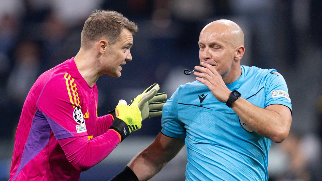 Bayern-Keeper Manuel Neuer beschwert sich bei Schiedsrichter Szymon Marciniak im Halbfinale der Champions League gegen Real Madrid.