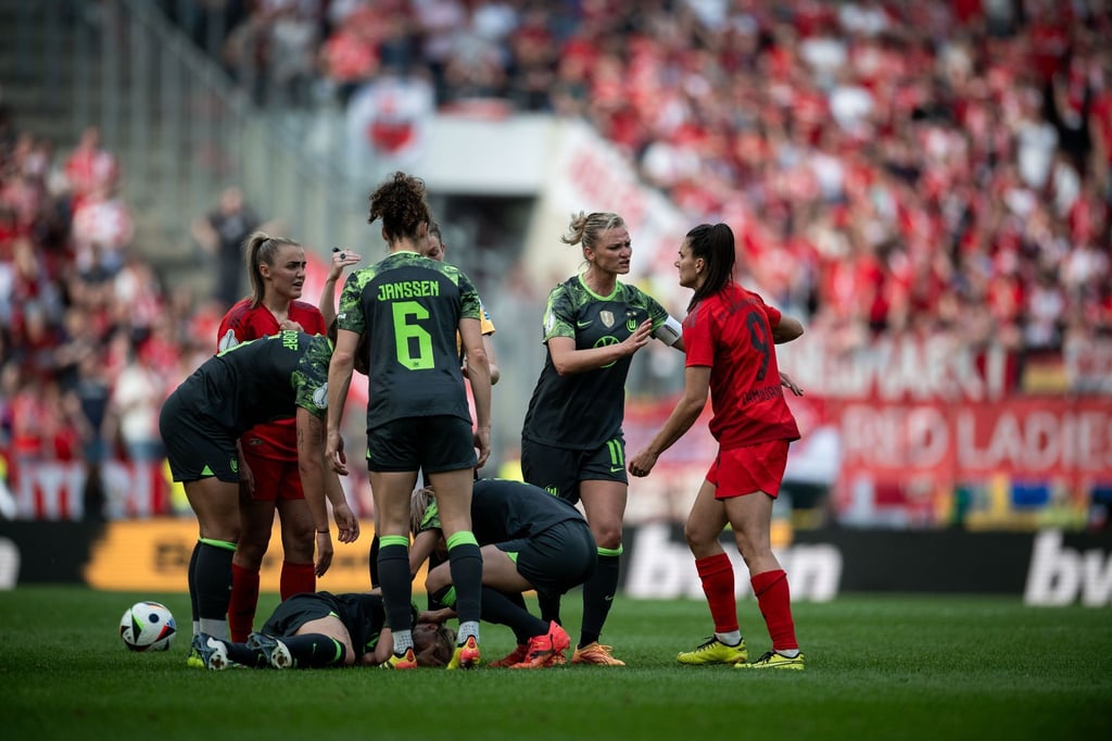Auseinandersetzung zwischen Wolfsburgs Alexandra Popp und Bayerns Jovana Damnjanović nach einem Foul von Wolfsburgs Marina Hegering (nicht im Bild).