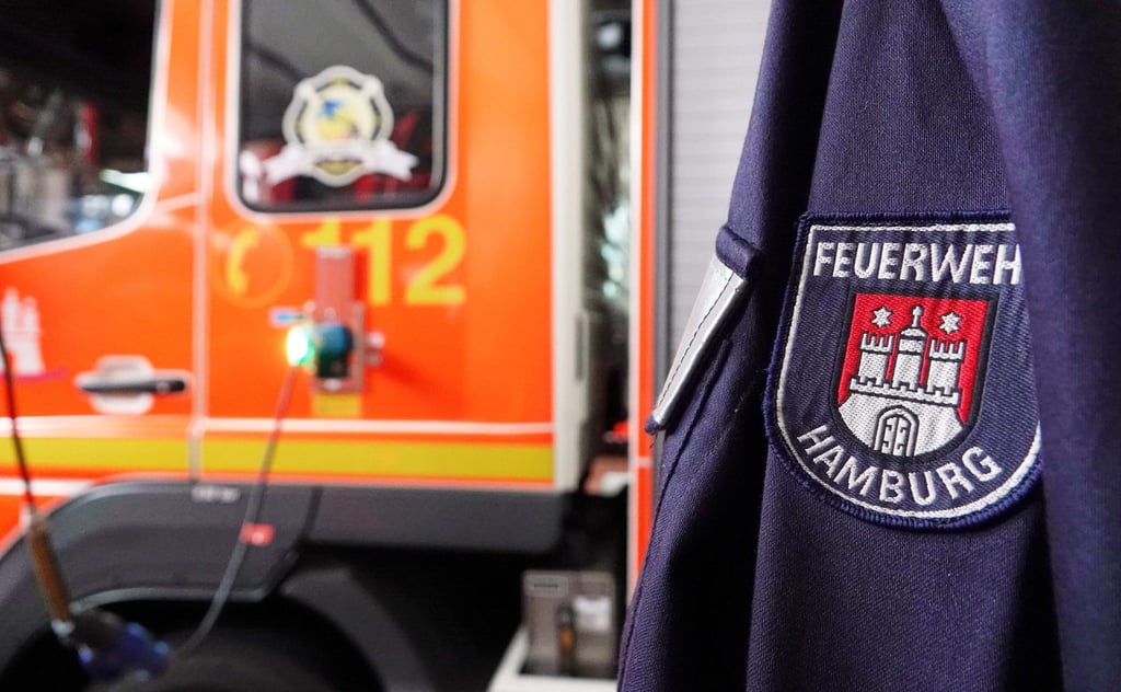 Eine Jacke der Hamburger Feuerwehr hängt in einer Wache.