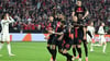 Die Leverkusener Spieler jubeln nach dem Slapstick-Eigentor von Gianluca Mancini.