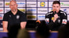 Axel Kromer (l) und Kapitän Johannes Golla sitzen während einer Pressekonferenz auf dem Podium.