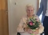 Erna Tuscher lebt in Tangermünde, Die Blumen erhielt sie von Bürgermeister Steffen Schilm (parteilos) zum Geburtstag.