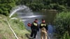 Feuerwehrleute pumpen im Sommer 2023 Sauerstoff in den Gleiwitzer Kanal, um das Algenwachstum zu verhindern.