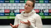 Almuth Schult, Torwartfrau beim Fußball-Bundesligisten VfL Wolfsburg, spricht bei einem dpa-Interview mit einem Redakteur.
