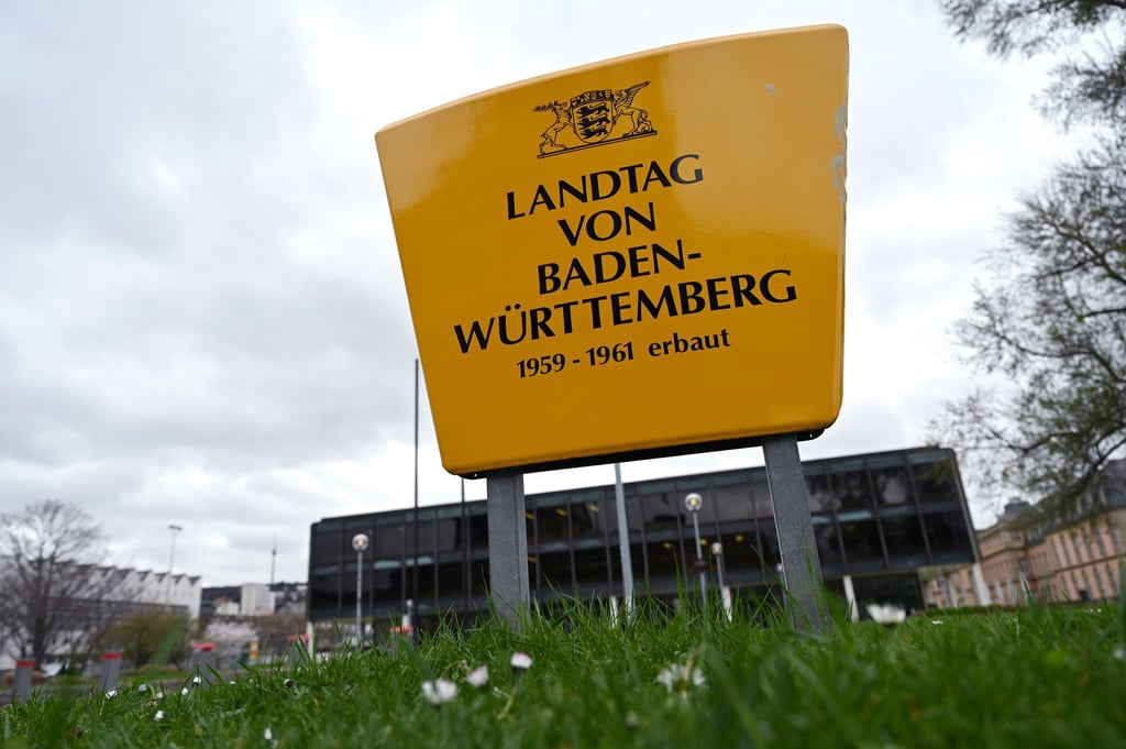 Zwei AfD-Politiker sind vor dem Landtag in Stuttgart angegriffen und verletzt worden.