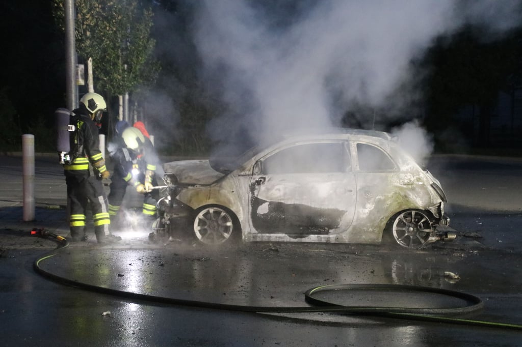 Das Auto brannte vollständig aus.