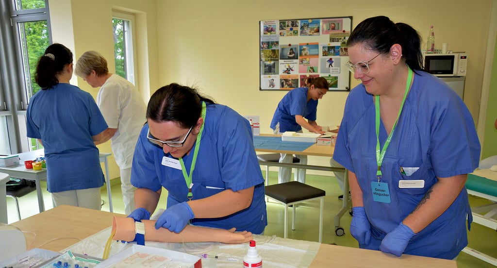 Zum Jubiläum der Schülerstation in der Bördeklinik Neindorf können Pflegeschüler ihr Wissen testen.