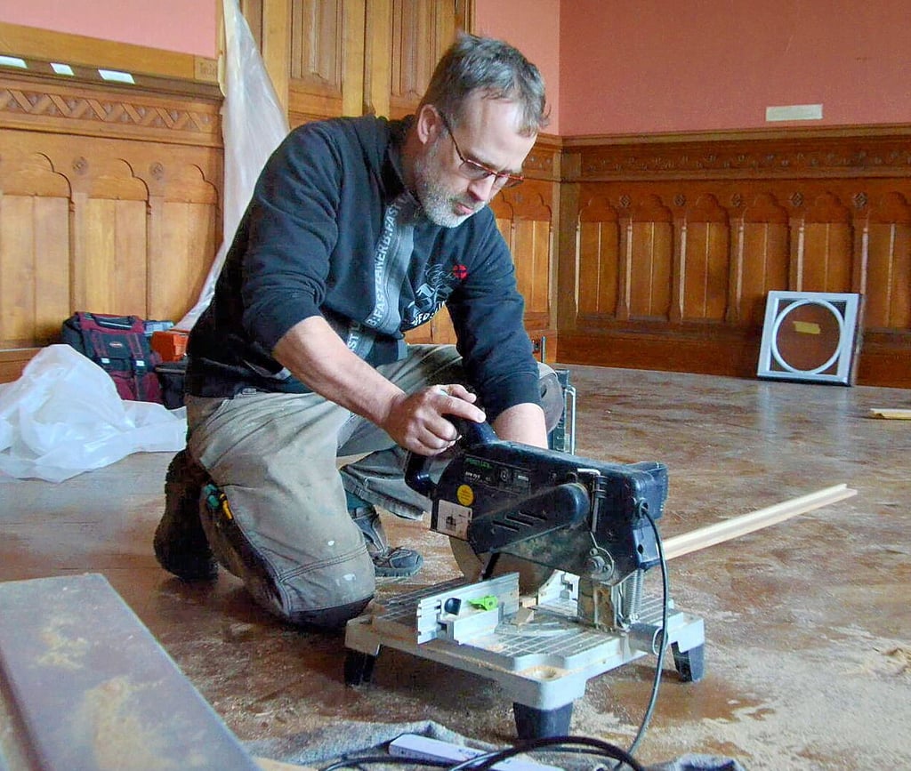 Carsten Kühne von der Tischlerei Rücker aus Winningen schneidet Holz für die Erneuerung der Fenster im Ahnensaal im Schloss Hohenerxleben.