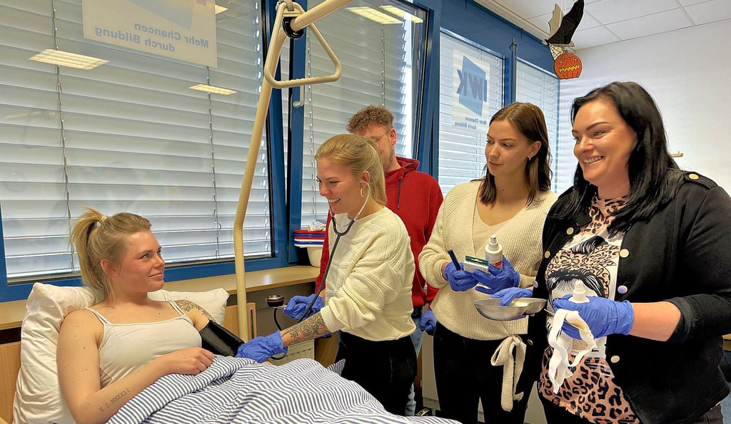Pflegeschüler der IWK Stendal bei der praktischen Ausbildung (von links): Vivien Grucz, Janka Skrock, Max Lüdecke, Alina Reineke und Karina Borowski.
