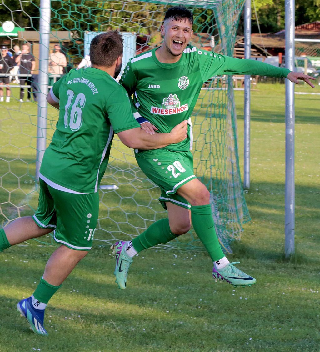 Freude pur bei Daniel Trinh, der nach Vorlage von Johannes Tiede (links) den 1:1-Ausgleich markierte. Leider schafften es die Nedlitzer am Ende nicht, ihre Führung durchzubringen. Sie unterlagen 2:4.