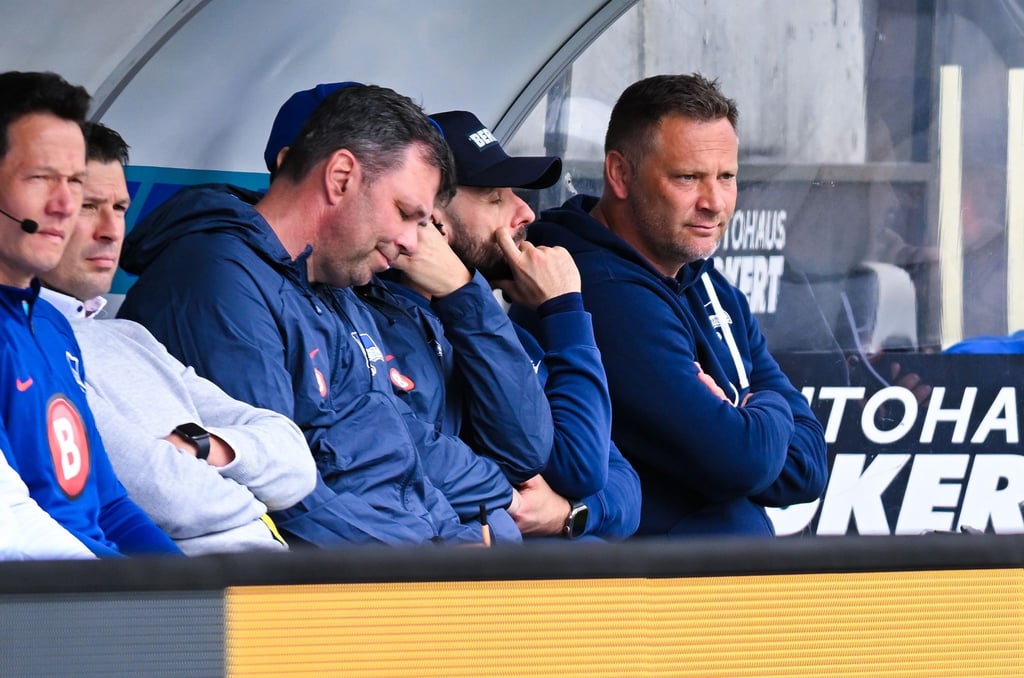 Herthas Trainer Pal Dardai (r) sitzt auf der Bank.