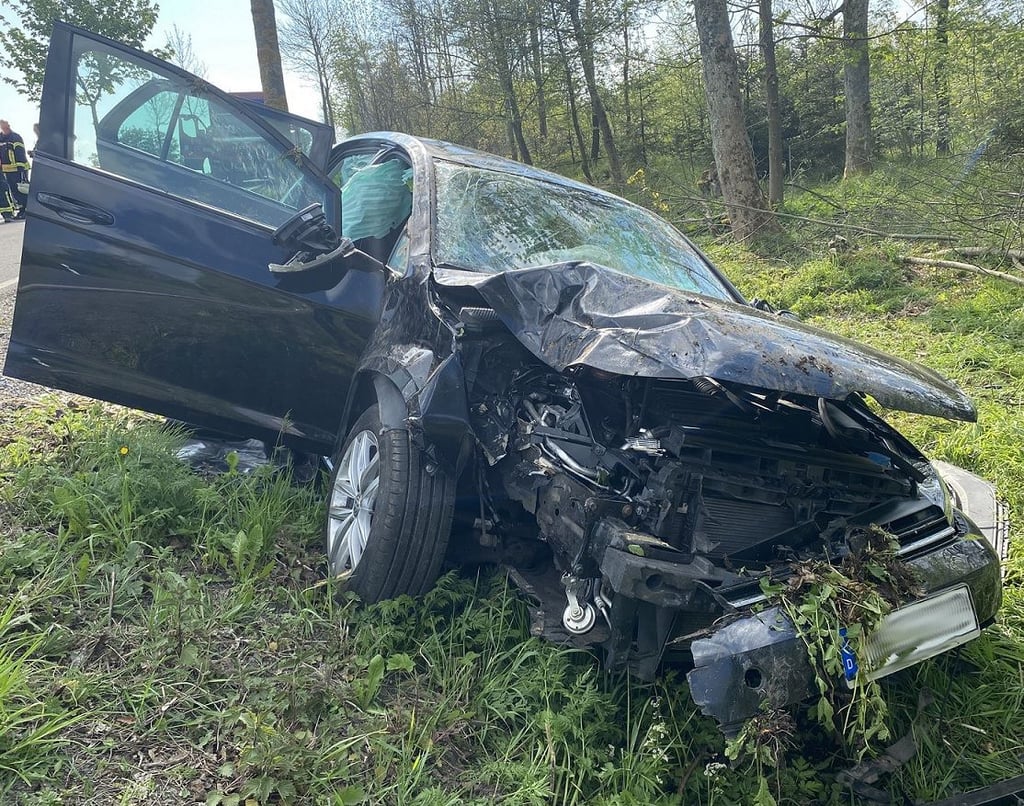 Bei einem Unfall auf der B242 zwischen Tautenstein und Hasselfelde im Harz wurden zwei Personen schwer verletzt.