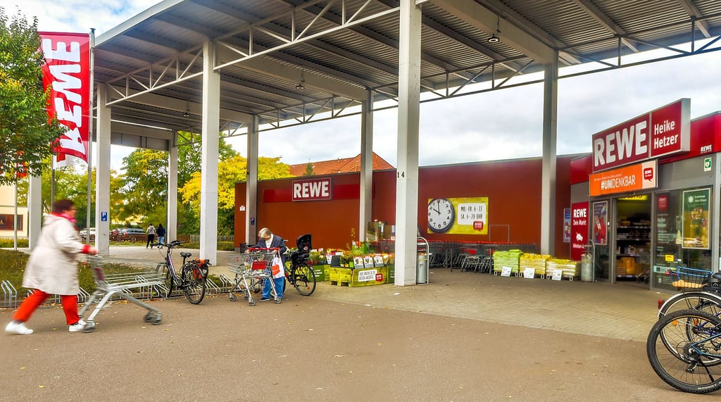 Voraussichtlich ab 2025 soll der Rewe-Markt in Leuna abgerissen und neugebaut werden.