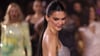 Kendall Jenner trägt eine Kreation von L'Oreal auf der Paris Fashion Week. Aktuell sieht sich das Model in einem emotionalen Tief (Archivbild).