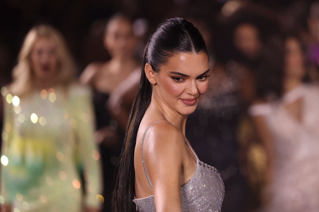 Kendall Jenner trägt eine Kreation von L'Oreal auf der Paris Fashion Week. Aktuell sieht sich das Model in einem emotionalen Tief (Archivbild).