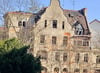 Der Anblick des Fürstenhofs am Kleefeldplatz in Zeitz ist trostlos. Das Haus ist vom Verfall gezeichnet, die  Dachgaube stürzt fast ein. 