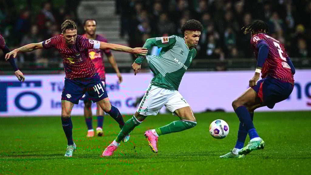 Kevin Kampl (li) und Mohamed Simakan (re) im Spiel gegen Werder Bremen.