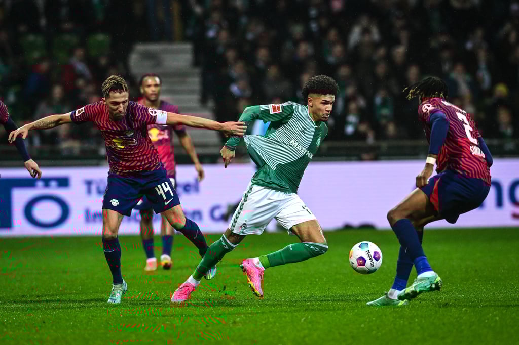 Kevin Kampl (li) und Mohamed Simakan (re) im Spiel gegen Werder Bremen.