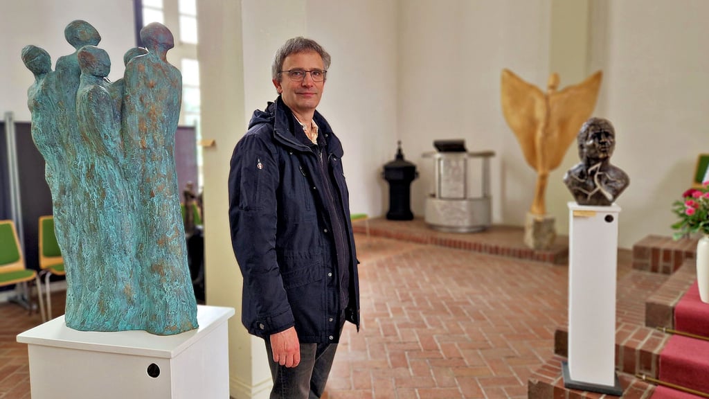 Pfarrer Rüdiger Worbes lädt in die St. Laurentiuskirche ein, wo unter anderem Werke von Roland Lindner aktuell ausgestellt sind.