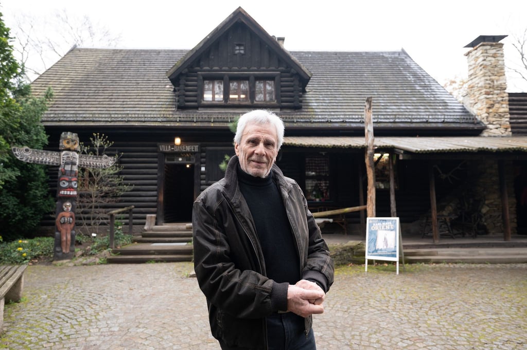 Gojko Mitić, deutsch-serbischer Schauspieler und Regisseur, steht im Karl May Museum vor der „Villa Bärenfett“.