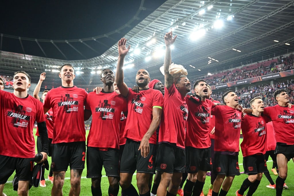 Leverkusens Spieler feiern mit den Fans nach der Partie.