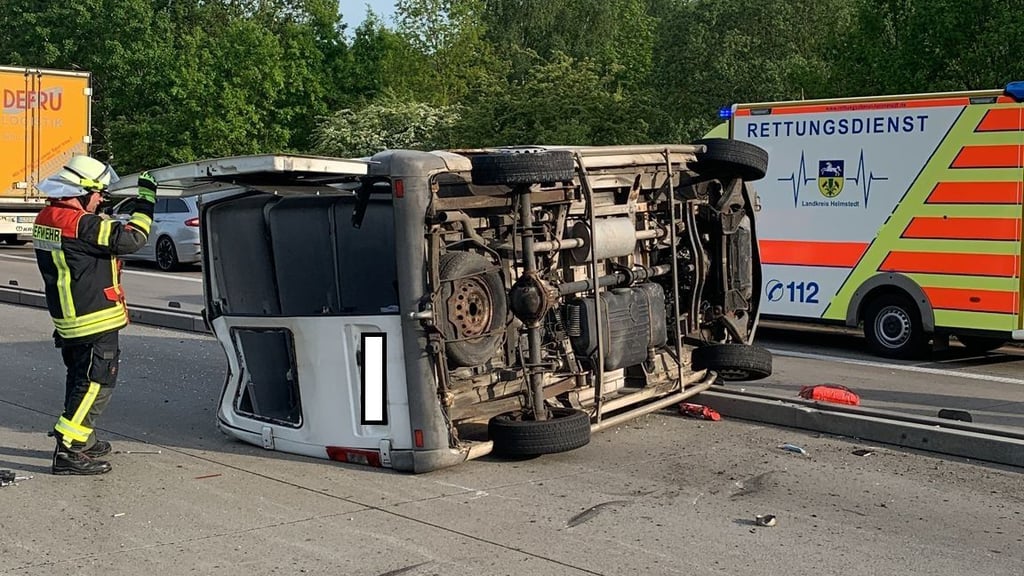 Bei einem Unfall auf der A2 Richtung Berlin an der Grenze zu Niedersachsen wurden zwei Personen schwer verletzt.