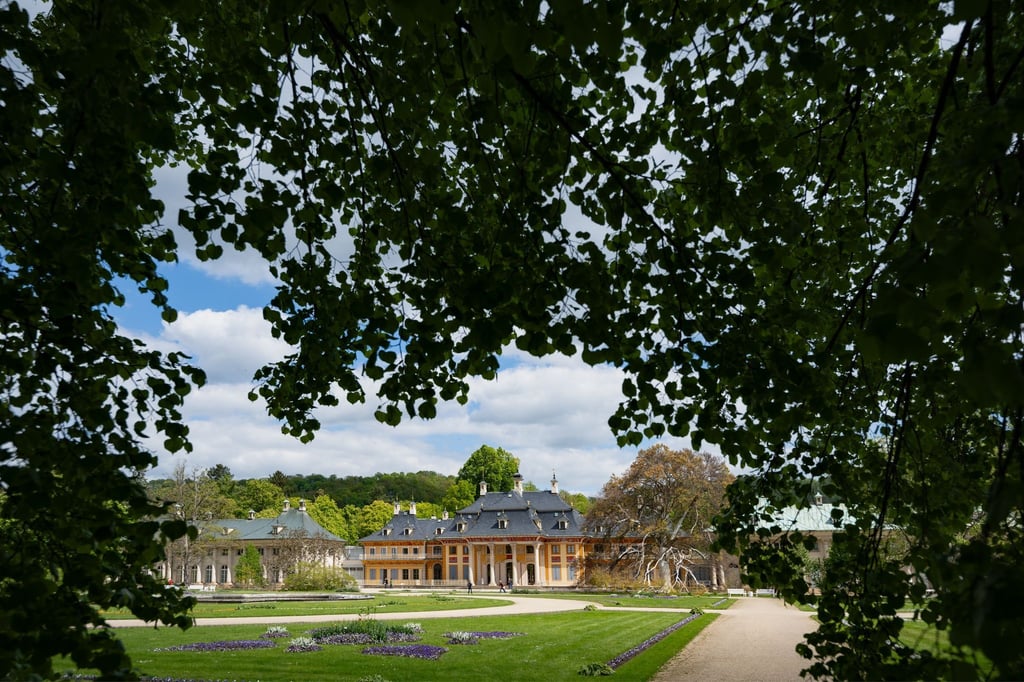 Blick auf das Bergpalais im Schlosspark Pillnitz.