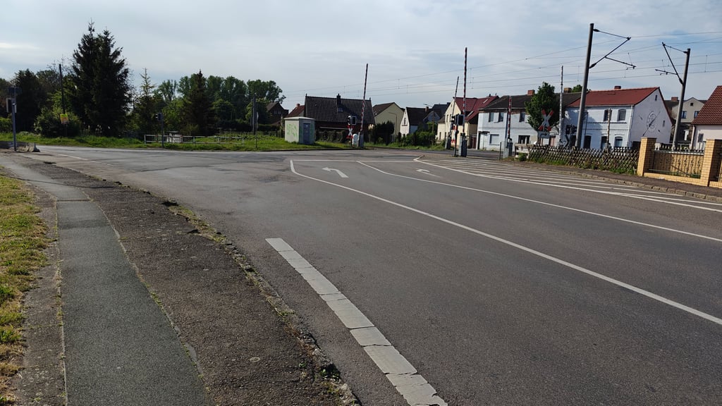 Im dreispurigen Bericht der Walther-Rathenau-Straße in Greppin will der Ortschaftsrat eine Fußgängerinsel errichten lassen.
