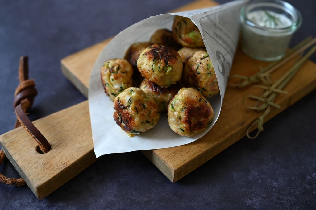 Die kleinen Zucchini-Hähnchen-Bällchen sind so leicht, dass sie in null Komma nix weggenascht werden. Probieren Sie es einfach aus.