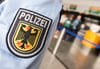 Die Bundespolizei ermittelt, nachdem ein Zug von Berlin nach Magdeburg in Höhe des Bahnhofs Gerwisch vermutlich mit Steinen beworfen und beschädigt wurde.
