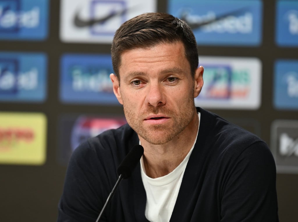 Leverkusens Cheftrainer Xabi Alonso spricht während einer Pressekonferenz.