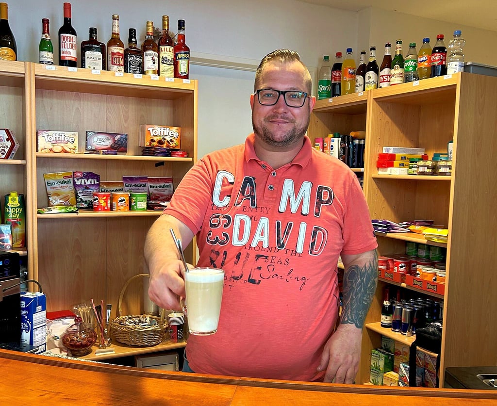 Andreas Nürnberg betreibt seit Anfang Mai „Andis Kiosk“ in Magdeburg. Unter anderem gibt es dort frischen Kaffee und auch warme Gerichte.