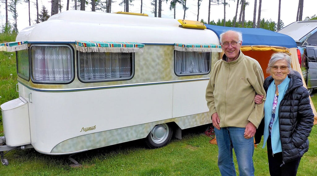 Nagetusch-Treffen am Birnbaumteich im Südharz. Auch mit Mitte 80 geben sich Rüdiger und Karin Uhlmann noch den Strapazen des Wohnwagen-Campings hin. Alle anderen Teilnehmer des Oldtimer-Treffens waren rund 20 Jahre jünger.